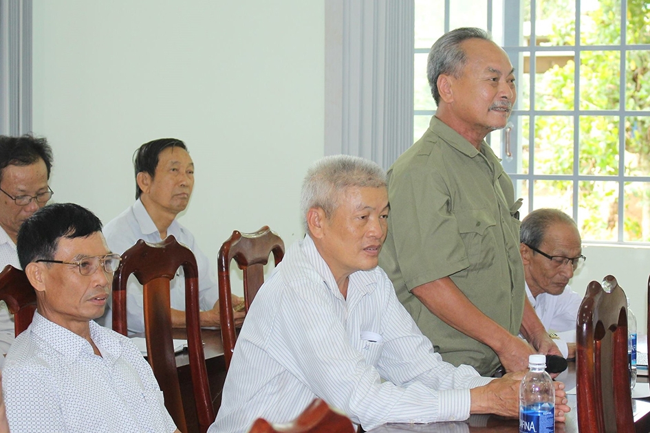 Người dân xã Ea Bhốk tham dự buổi đối thoại với lãnh đạo huyện Cư Kuin.