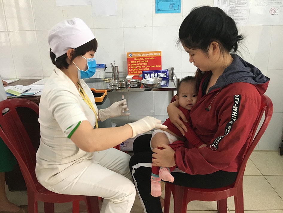 Trẻ được tiêm chủng vắc xin ComBE Five tại Trạm Y tế phường Thắng Lợi  (TP. Buôn Ma Thuột). 