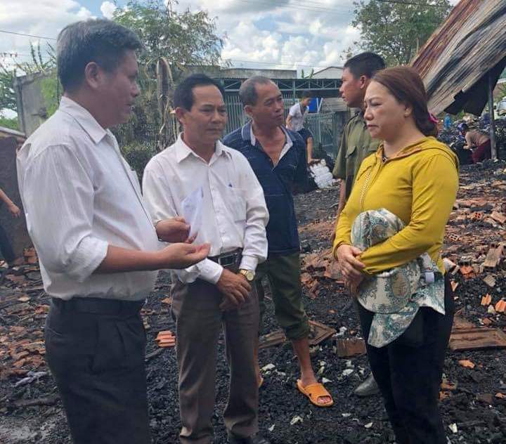Lãnh đạo UBND xã Ea Nuôl đến thăm, hỏi gia đình ông Trần Văn Toàn ở thôn Hòa Phú sau trận hỏa hoạn.
