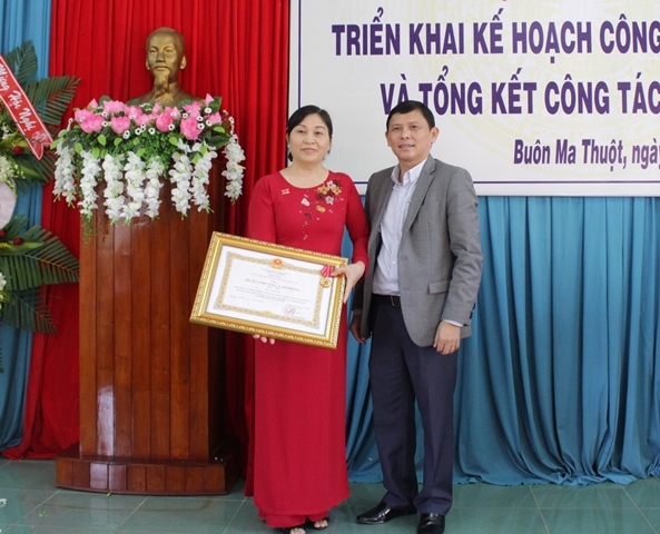 Phó Chủ tịch UBND tỉnh Nguyễn Tuấn Hà trao Huân chương lao động hạng Nhì do Chủ tịch nước tặng bà