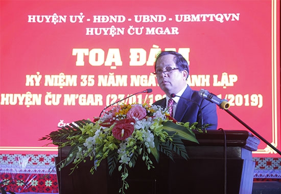 Ông Trương Văn Chỉ, Chủ tịch UBND huyện báo cáo những kết quả huyện đã đạt được trong chặng đường 35 năm