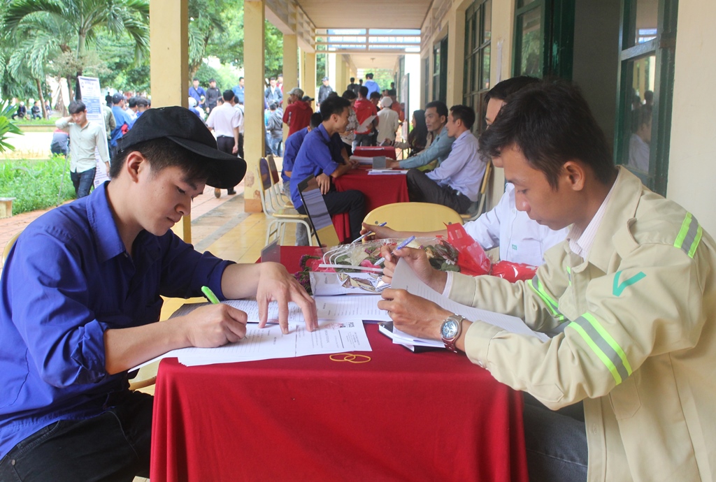 Sinh viên Trường Cao đẳng Kỹ thuật Đắk Lắk tìm hiểu thông tin về nhu cầu tuyển dụng, việc làm. Ảnh: Lan Anh (Ảnh có tính chất minh họa) 