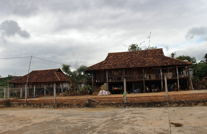 Những nếp nhà sàn ở làng Quảng Hòa, xã Ea Tam, huyện Krông Năng.