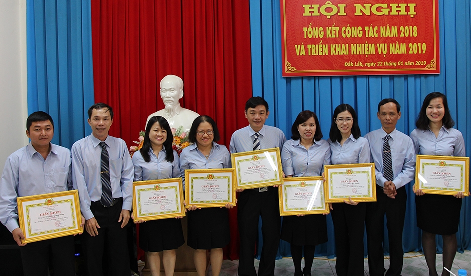 Các đồng chí trong Ban Biên tập Báo Đắk Lắk trao giấy khen cho các cá nhân đạt nhiều thành tích năm 2018. Ảnh: Hoàng Gia