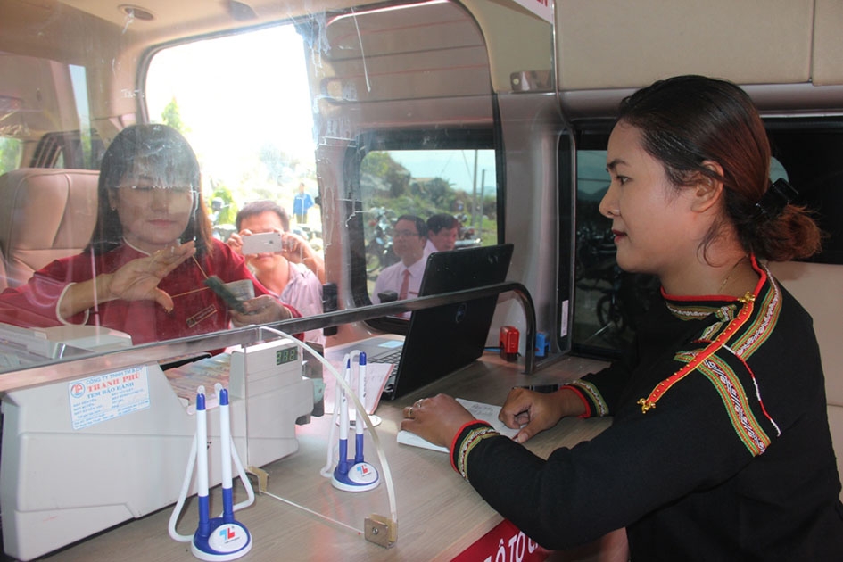 Khách hàng đang giao dịch trên xe ô tô chuyên dùng của Agribank Đắk Lắk  tại xã Krông Nô (huyện Lắk). 