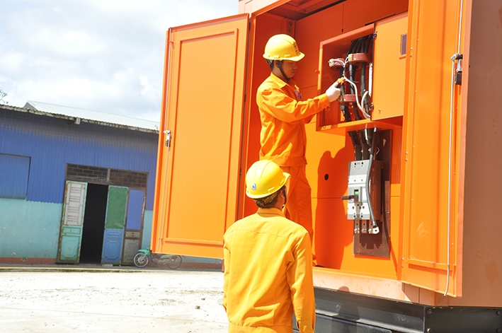 Điện lực Buôn Hồ đấu nối trạm biến áp lưu động cấp điện cho Công ty  Cổ phần đầu tư xuất nhập khẩu Hoàng Phương (Cụm Công nghiệp Krông Búk 1, xã Pơng Đrang, huyện Krông Búk).