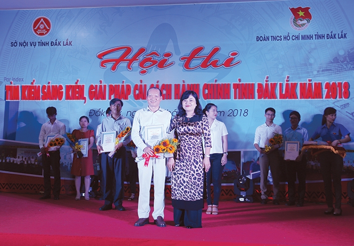 Phó Chủ tịch UBND tỉnh H’Yim Kđoh trao giải Nhất Hội thi Tìm kiếm sáng kiến, giải pháp cải cách hành chính tỉnh Đắk Lắk năm 2018 cho đại diện Cục Thuế tỉnh.