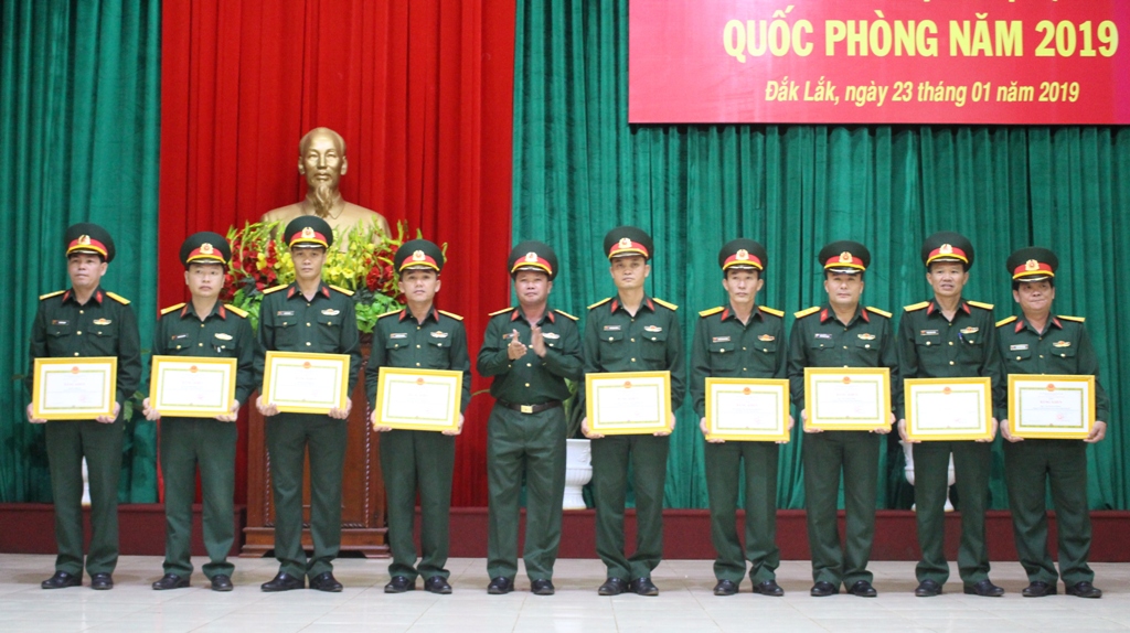 Đại tá Lê Mỹ Danh, Chỉ huy trưởng Bộ CHQS tỉnh trao Bằng khen của UBND tỉnh tặng các tập thể, cá nhân