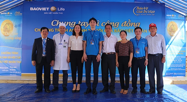 Giám đốc Bảo Việt Nhân thọ Đắk Lắk Dương Xuân Vũ (bìa trái) cùng các y bác sĩ tham gia chương trình khám bệnh miễn phí và tặng quà cho người nghèo tại xã Ea Phê, Krông Pắc.