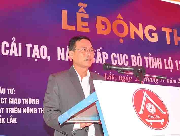 Phó Bí thư Huyện ủy, Chủ tịch UBND huyện  Krông Bông Lê Văn Long phát biểu tại Lễ khởi công  Dự án cải tạo, nâng cấp cục bộ Tỉnh lộ 12.