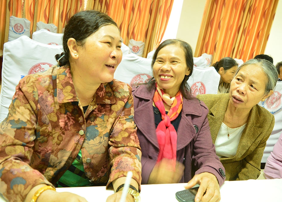 Các cô Nguyễn Thị Duyên, Võ Thị Lan, Vũ Thị Thìn (từ trái sang) kể về những năm tình nguyện trên đất nước bạn. 