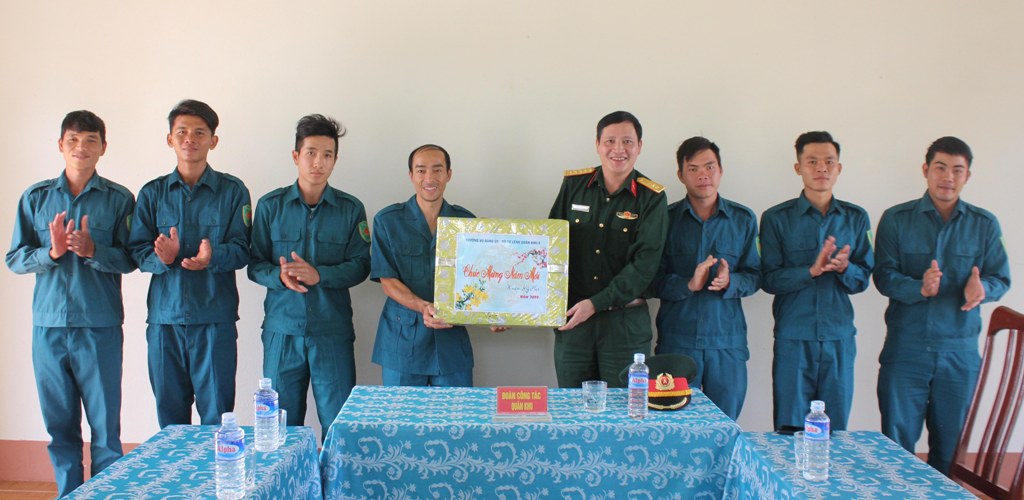Đại diện Đoàn công tác trao quà tặng cán bộ, chiến sĩ Tiểu đội Dân quân thường trực xã Ia R'vê