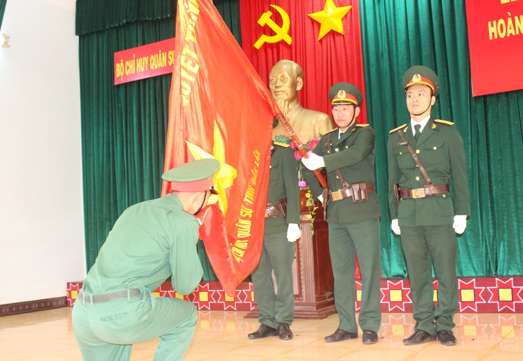 Đại diện quân nhân xuất ngũ tuyên thệ trước Quân kỳ