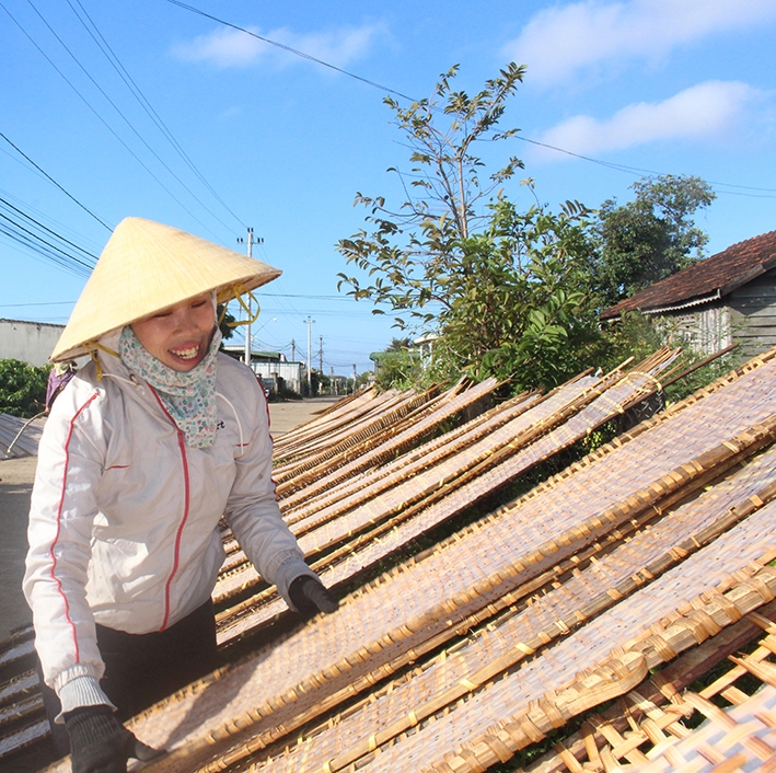 Ở xã Ea Bar vẫn có nhiều hộ dân quê gốc Bình Định lưu giữ nghề làm bánh tráng.