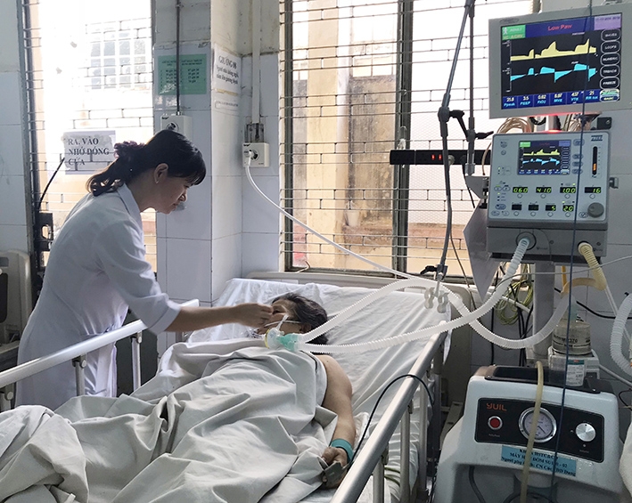 Bác sĩ Huỳnh Thị Đoan Dung thăm khám cho người bệnh. 