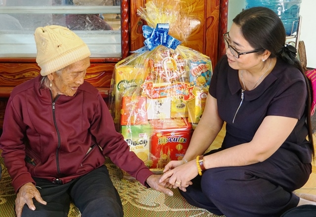 H’Kim Hoa Byă Trưởng Ban Dân vận Tỉnh ủy đã cùng đoàn công tác đã đến thăm, tặng quà Mẹ Việt Nam Anh hùng H’Nar Ông, 93 tuổi ở buôn Pai Ar, xã Đắk Phơi 