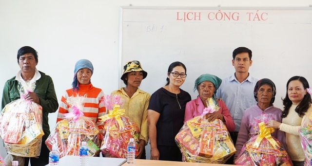 Đoàn công tác của Ban Dân vận tỉnh ủy tặng quà cho các gia đình chính sách, gia đình có công với cách mạng và hộ nghèo trên địa bàn xã Đắk Phơi.