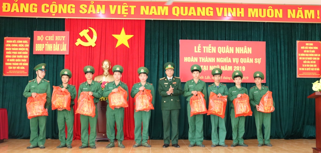 Lãnh đạo Bộ đội Biên phòng tỉnh trao quà tặng các quân nhân