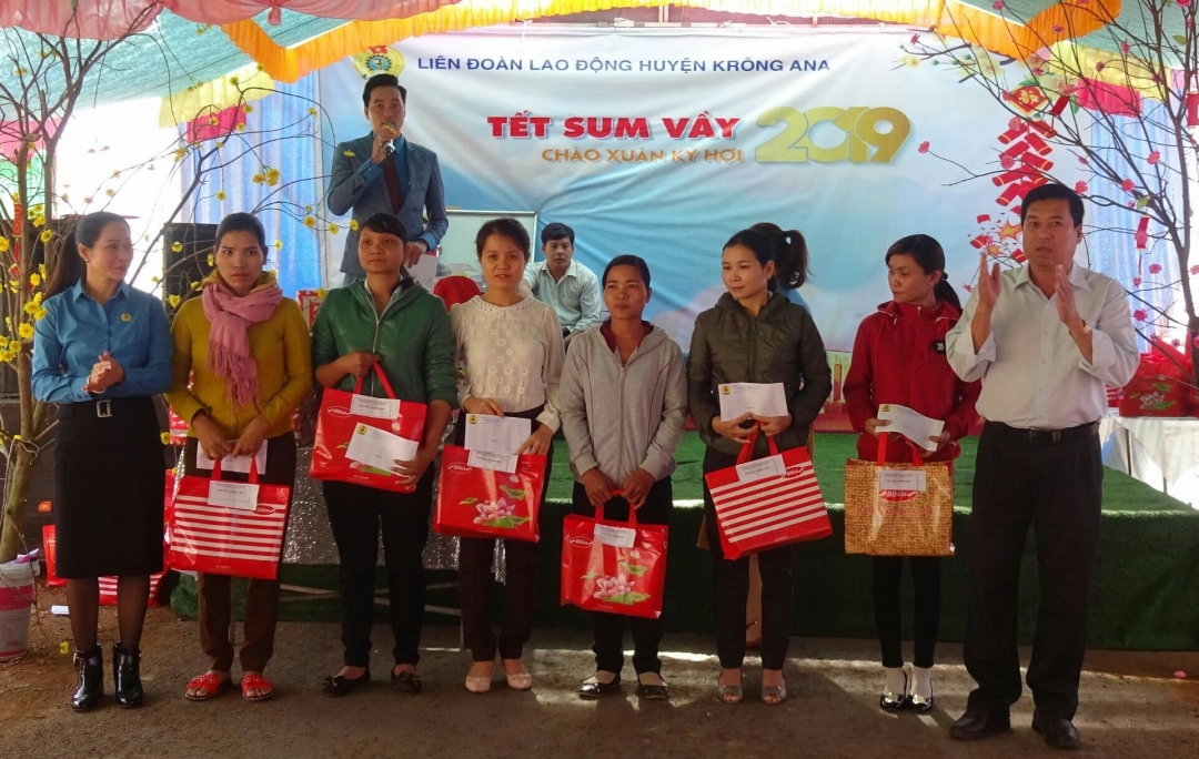 Bí thư Huyện ủy Krông Ana Nguyễn Kính (bìa phải) trao quà tặng người lao động gặp nhiều khó khă