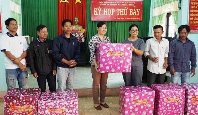 Trưởng Ban Dân vận Tỉnh ủy H’Kim Hoa Byă tặng quà cho tập thể lãnh đạo xã Ea Riêng và các trưởng buôn trên địa bàn