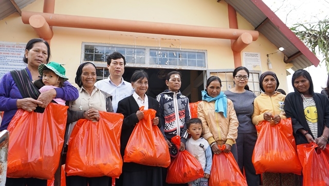 Trưởng Ban Dân vận Tỉnh ủy H’Kim Hoa Byă tặng quà cho cho các hộ nghèo tại buôn Ea Mao và Kon Hring