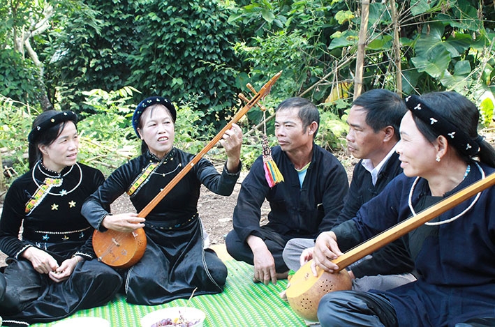 Bà Hoàng Thị Dung (thứ hai từ trái sang)  chia sẻ kinh nghiệm chơi đàn tính  cho các thành viên trong CLB. 
