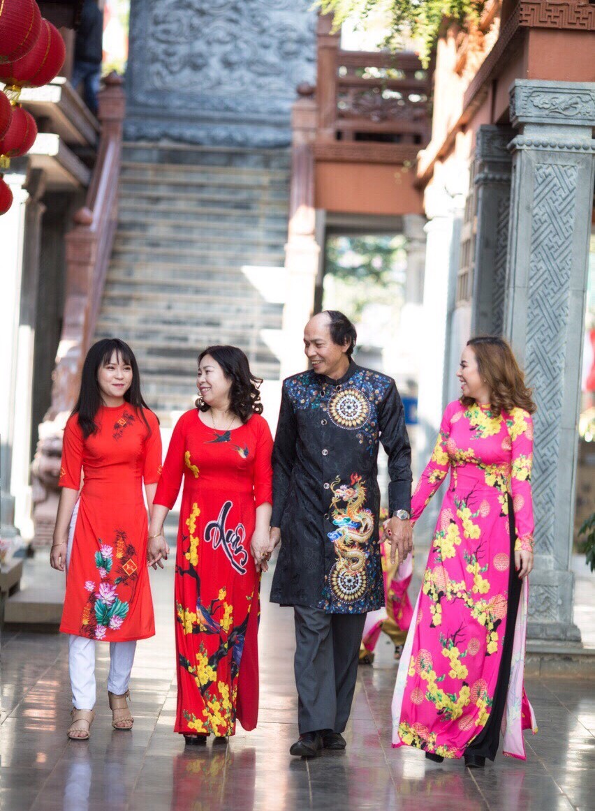 Gia đình ông Phùng Quốc Khánh mặc áo dài do chính ông thiết kế. 