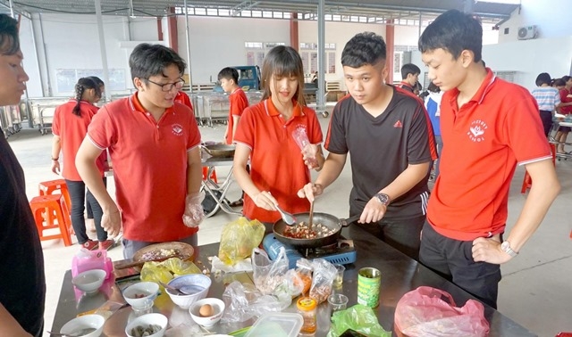 Học sinh Trường Tiểu học, THCS &THPT Victory tham gia Hội thi nấu ăn nhân dịp Tết Nguyên đán Kỷ Hợi.