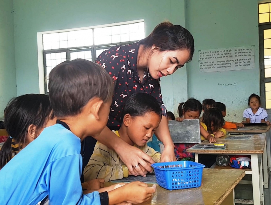 Cô và trò Trường Tiểu học Y Ngông tại xã Đắk Nuê, huyện Lắk. 