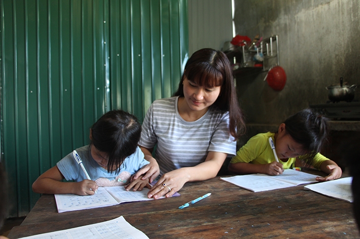 Cô giáo H’Ly Na Hwing phụ đạo cho các em học sinh ở thôn 9 (xã Cư Króa, huyện M’Đrắk). 