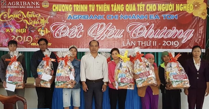 Trao quà Tết tặng đồng bào nghèo ở xã Ea Toh, huyện Krông Năng