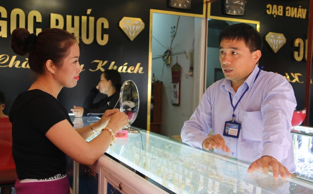 Cán bộ Chi cục Thuế huyện Krông Pắc kiểm tra tại một doanh nghiệp kinh doanh vàng bạc trên địa bàn