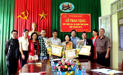 Ban thường vụ Đảng ủy phường Tân Tiên chụp hình lưu niệm cùng các đảng viên được trao tặng huy hiệu Đảng