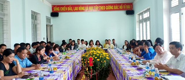 Các đại biểu và sinh viên tham dự buổi gặp mặt.