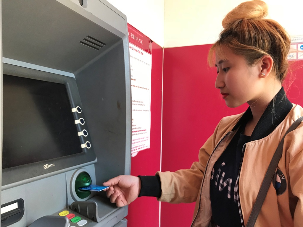 Khách hàng sử dụng dịch vụ ATM của Agribank
