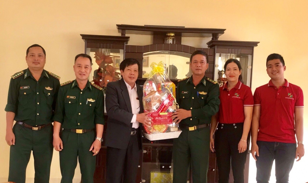 Đại diện Agribank Đắk Lắk trao quà Tết tặng cán bộ, chiến sĩ Tiểu đoàn Huấn luyện - Cơ động nhân dịp Tết Nguyên đán Kỷ Hợi 2019