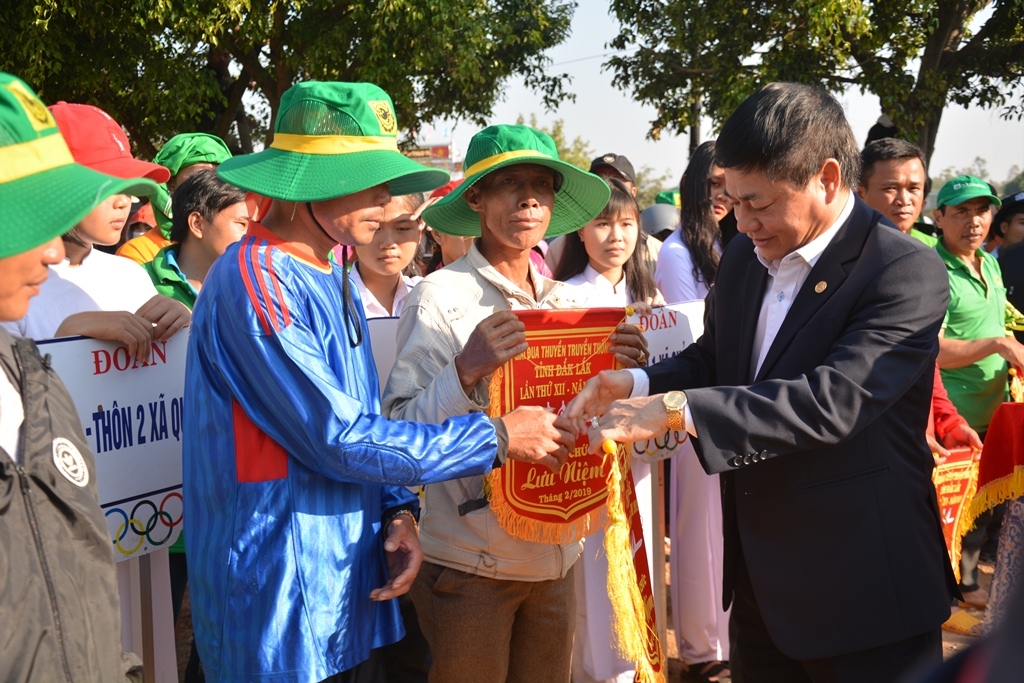 Phó Bí thư Thường trực Tỉnh ủy Phạm Minh Tấn đến xem và tặng Cờ lưu niệm cho các đội dự giải.