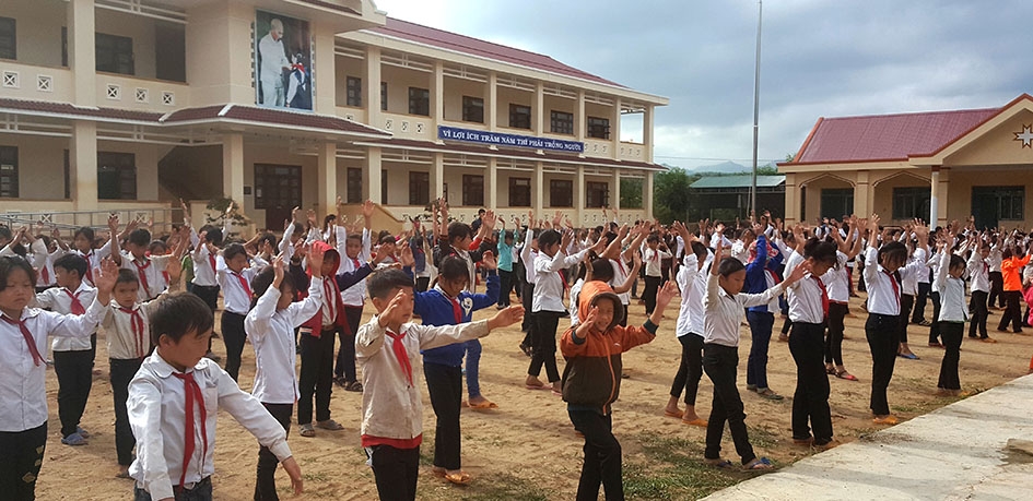 Học sinh trường Tiểu học Cư Pui 2 trong giờ thể dục.
