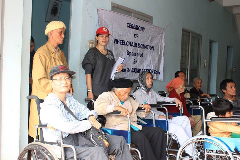 Hội Chữ thập đỏ huyện Krông Pắc trao xe lăn tặng người khuyết tật. 