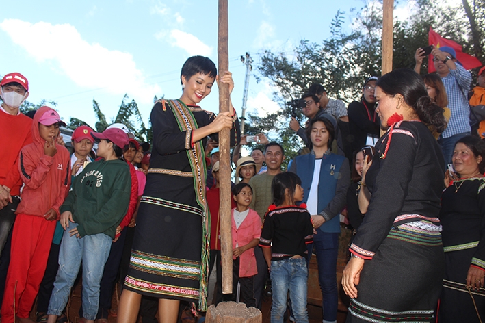 Tham gia hoạt động giã gạo truyền thống với bà con  buôn làng.