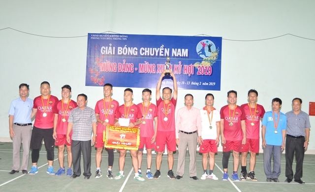 Ban tổ chức trao giải Nhất cho Đội bóng chuyền thị trấn Krông Kmar.