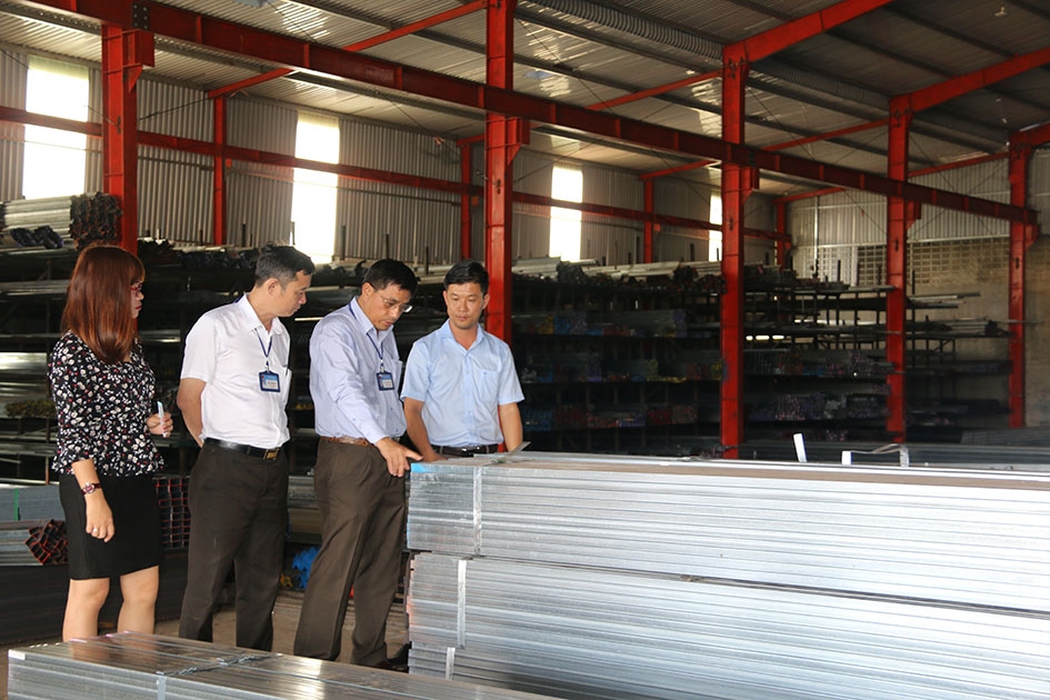 Cán bộ  Chi cục Thuế huyện  Krông Pắc kiểm tra  thực tế  tại một doanh nghiệp  trên địa bàn. 