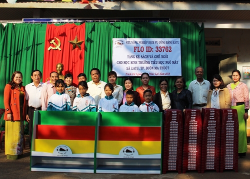 HTX Nông nghiệp dịch vụ công bằng Ea Tu tặng ghế và kệ sách cho trường Tiểu học Ngô Mây