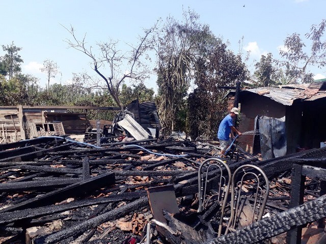Căn nhà của ông Nguyễn Long Sơn (thôn Phước Lộc 1, xã Ea Phê, huyện Krông Pắc) đã bị hỏa hoạn thiêu rụi.