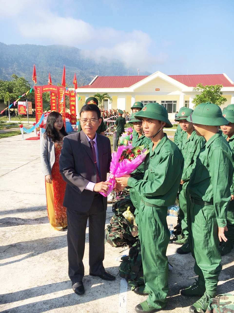 Chủ tịch UBND huyện Krông Bông Lê Văn Long tặng hoa cho các tân binh.