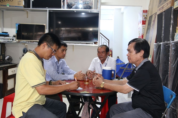 Nhân viên Bưu điện cùng công chức ngành Thuế huyện Krông Pắc phối hợp thực hiện thu thuế và tuyên truyền chính sách thuế tại một hộ kinh doanh trên địa bàn.