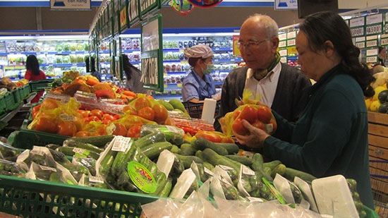 Người dân mua hàng hóa tại siêu thị Co.opMart Buôn Ma Thuột