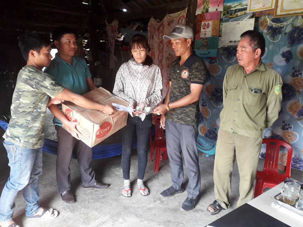 Cán bộ và nhân dân địa phương trao kinh phí hỗ trợ gia đình bà Thanh