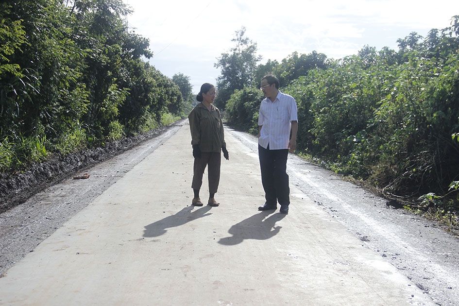 Một tuyến đường bê tông có sự đóng góp xây dựng của người dân xã Cuôr Đăng (huyện Cư M'gar).
