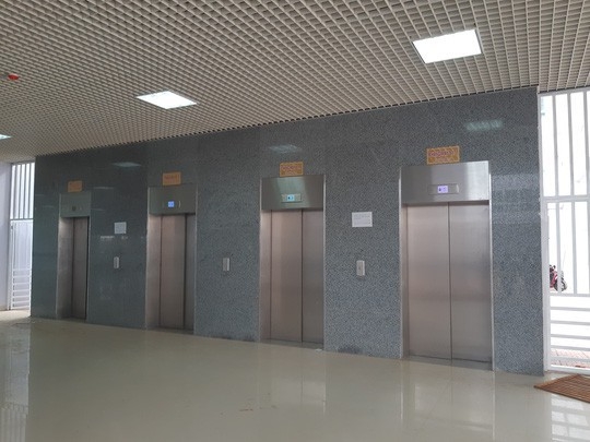Trong mỗi tòa nhà đều có hệ thống thang máy phục vụ bệnh nhân. Ảnh tư liệu